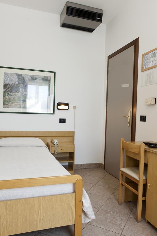 Hotel Daniela Ferrara Habitación foto