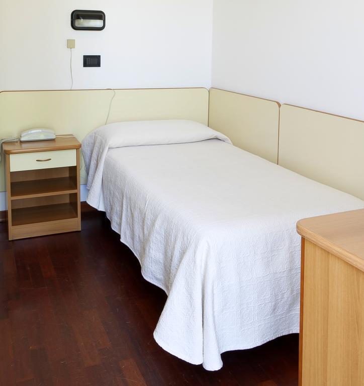 Hotel Daniela Ferrara Habitación foto